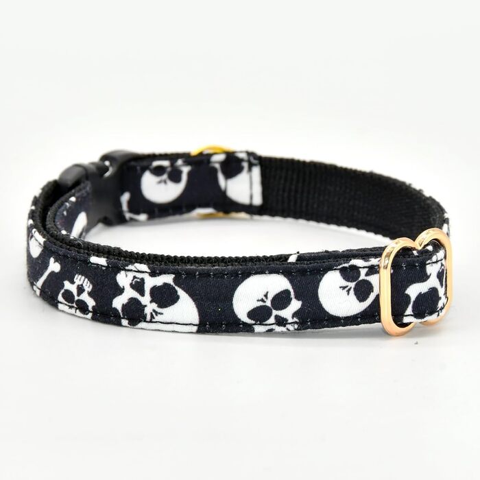 Чорний метелик для котів з черепами та перехрещеними кістками, нашийник-запобіжник, тематика Хелловін, аксесуари для котів, розмір XS (20,3-33 см)