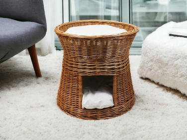 Плетений будинок-ліжечко з лози з подушками кольору екру