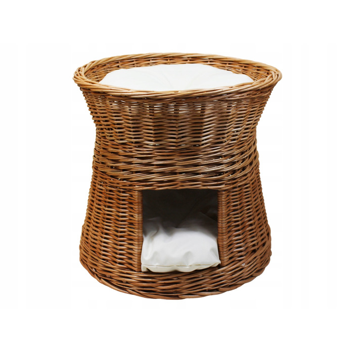 Плетений будинок-ліжечко з лози з подушками кольору екру