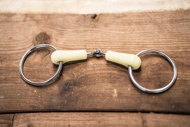 Equinate Wassertrense з яблучним смаком 18 мм, анатомічна, для коней | Матеріали преміум-якості, сприяє слиновиділенню та стимулює жування | 11,5 см