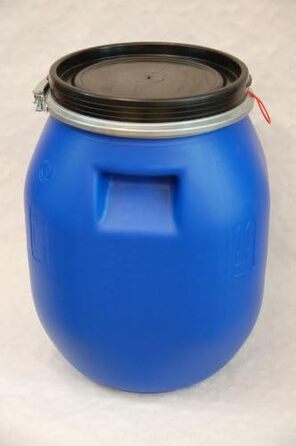 Пластикове відро Plasteo® 30 літрів з кришкою на затискач | Харчовий пластик | Контейнер для корму | Герметичне закриття | Складається в стос та підходить для палет | Міцні ручки | Синій