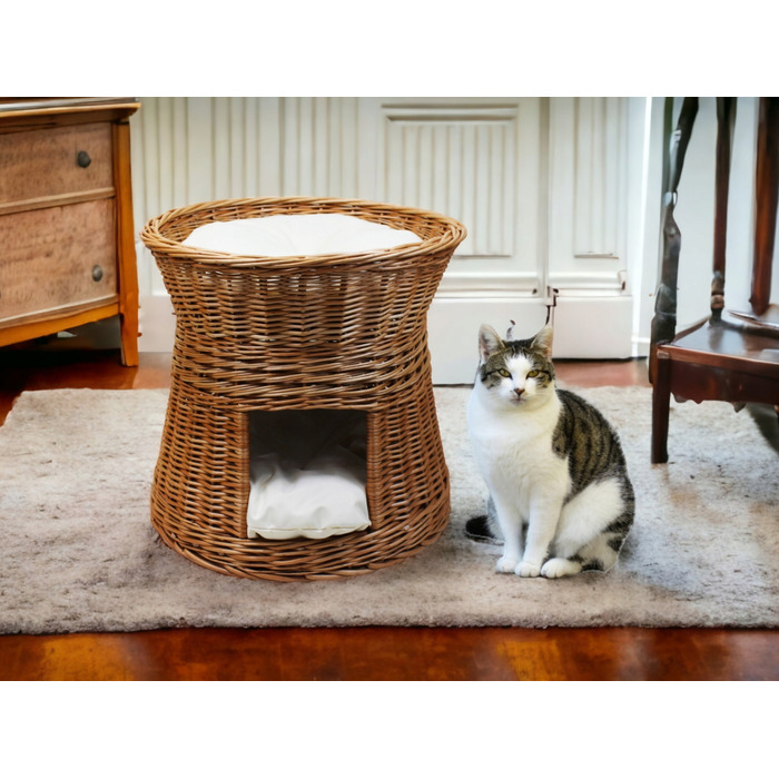 Плетений будинок-ліжечко з лози з подушками кольору екру