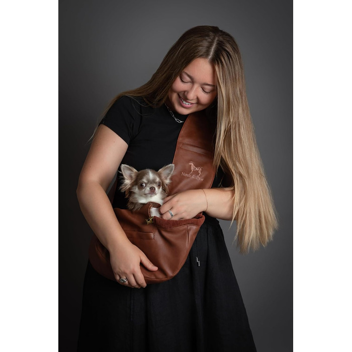 Сумочка для собак Noah & Paw для маленьких собак до 5 кг, з регульованим плечовим ременем та м'яким хутром, 3 системи безпеки, переноска для тварин з веганської шкіри (колір коричневий, розмір L 38 x 15 x 14 см)