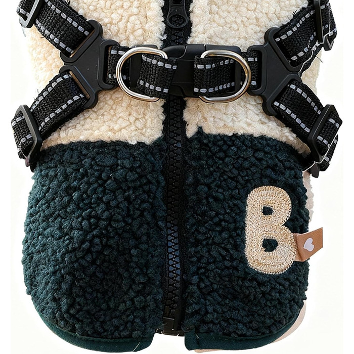 Тепла жилетка для собак з флісовою підкладкою, з отвором для шлейки. Ідеально для прогулянок та активного відпочинку. Підходить для маленьких та середніх собак. Колір: зелено-білий