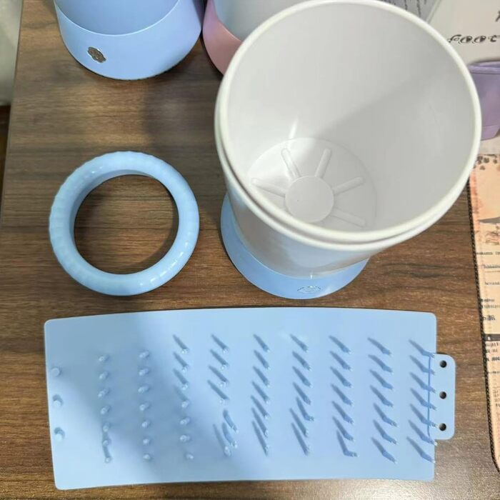 Автоматичний мийник лап для собак - портативний брудостійкий кухоль для миття лап, білий/блакитний