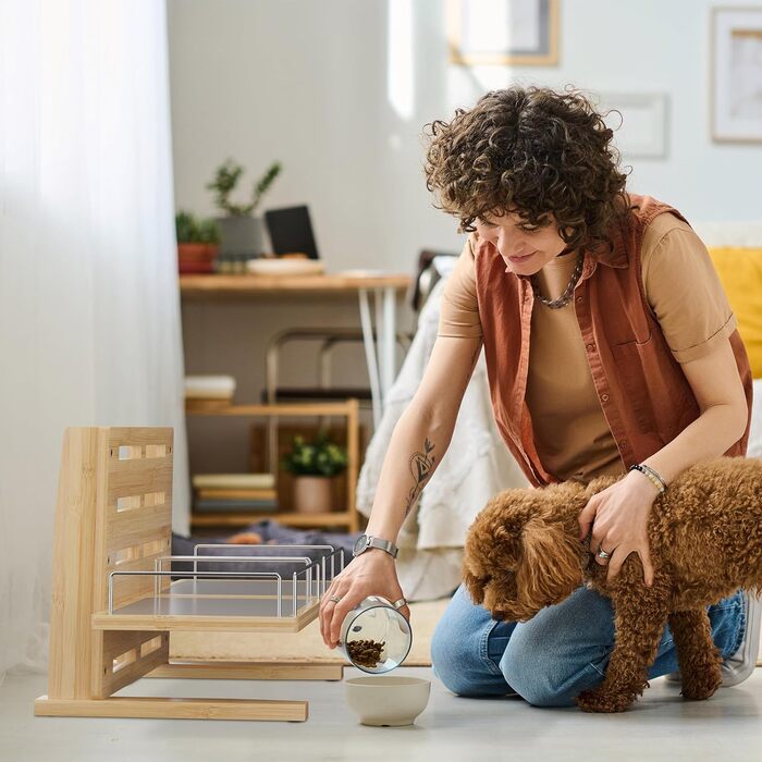 Станція для годування собак Relaxdays, регульована годівниця, HBT: 37x55x36 см, підставка для мисок з силіконовим килимком, бамбук, натуральний дизайн