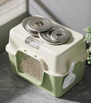 Закритий туалет для котів сірого кольору з лопаткою