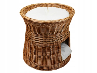 Плетений будинок-ліжечко з лози з подушками кольору екру