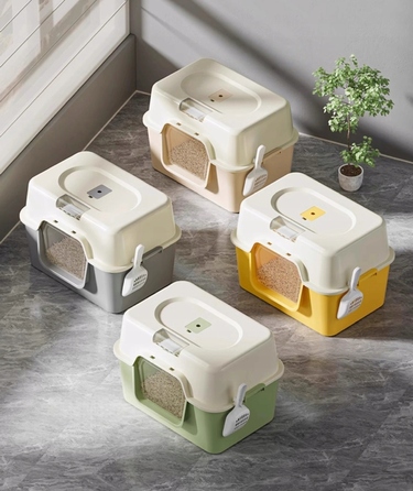 Закритий туалет для котів сірого кольору з лопаткою