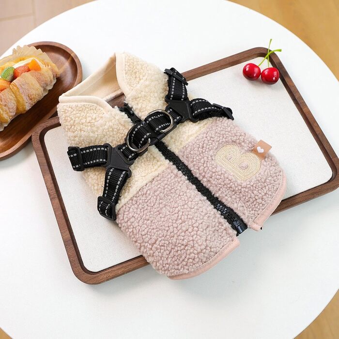 Зимовий одяг для собак - теплий, вітронепроникний, з флісовою підкладкою. Мантія для цуценят з отвором для шлейки. Підходить для малих та середніх собак, для прогулянок на вулиці. Рожевий та білий колір.