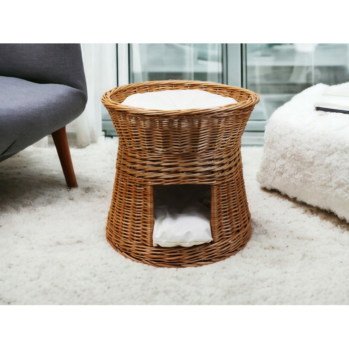 Плетений будинок-ліжечко з лози з подушками кольору екру