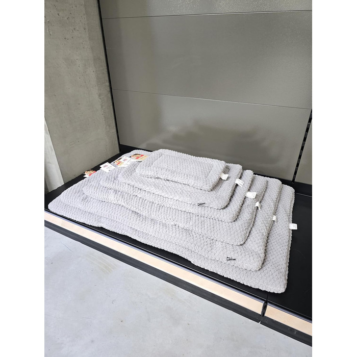 Кігтеточка Flamingo Enes – сіра, середнього розміру (90 см), компактна кігтеточка та місце для відпочинку для котів! ENES GRAU M 42x42x90CM