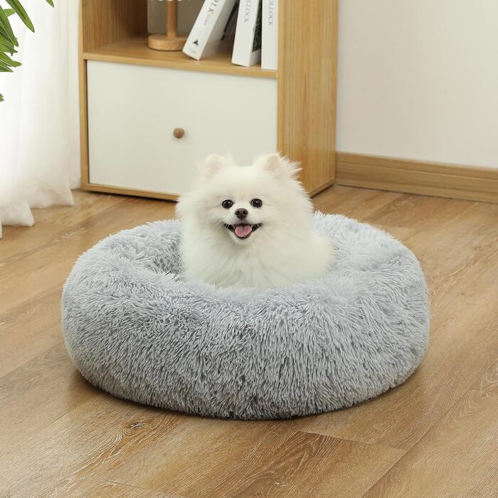 Заспокійливе ліжко-пончик для собак та котів середнього розміру, з ковдрою, сірого кольору. Легко миється, м'яке, пухнасте, діаметр 61 см, ковдра 71x23 см. Розміри: 60x60x17 см