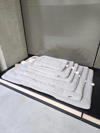 Кігтеточка Flamingo Enes – сіра, середнього розміру (90 см), компактна кігтеточка та місце для відпочинку для котів! ENES GRAU M 42x42x90CM